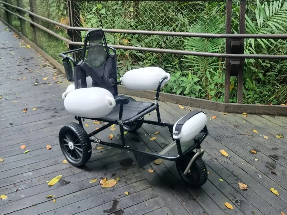 Cadeira Mareia Flex em uso em trilhas, facilitando a mobilidade em terrenos irregulares.