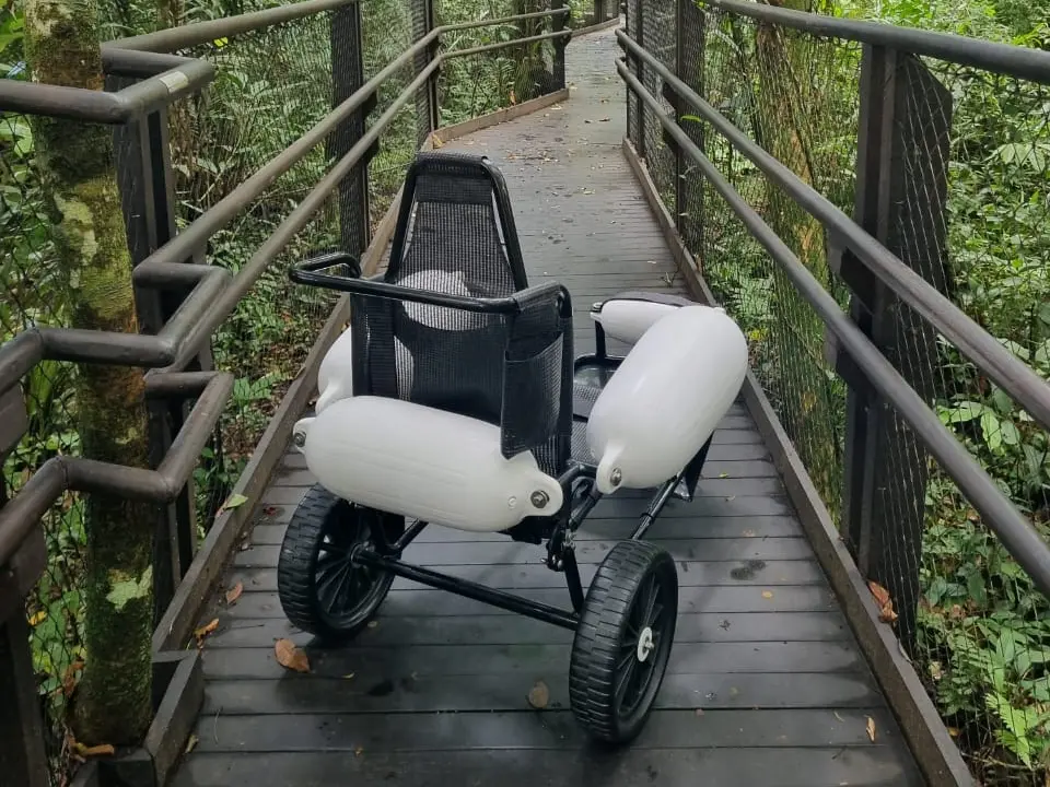 Cadeira Mareia Flex em uso na trilha, adaptando-se com facilidade a diferentes superfícies.