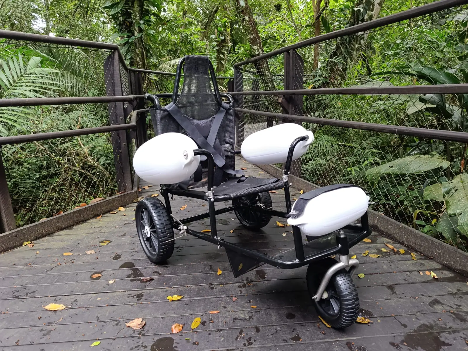 Cadeira anfíbia Mareia Flex sobre um deck de madeira, pronta para uso em ambientes aquáticos.